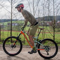 GENIUS BIKE SHORTS pánske cyklistické šortky olivová/čierná